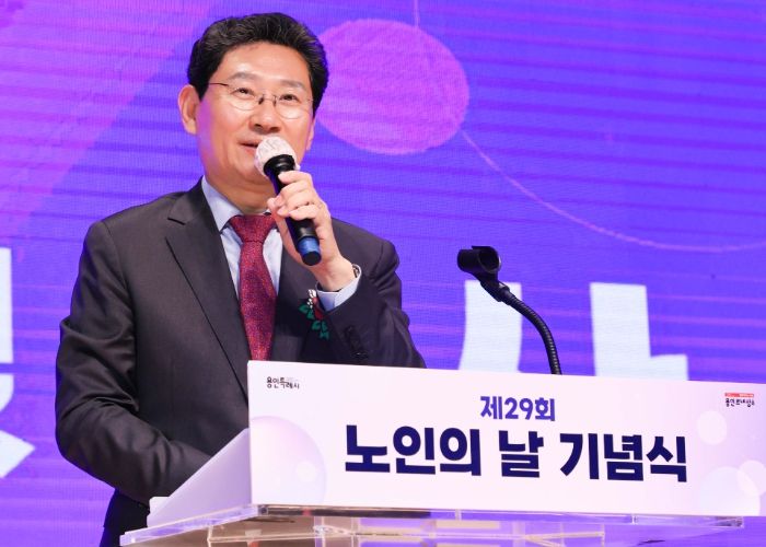 이상일 용인특례시장이 시청 에이스홀에서 열린 '제29회 노인의 날' 기념식에서 축사를 하고 있다.