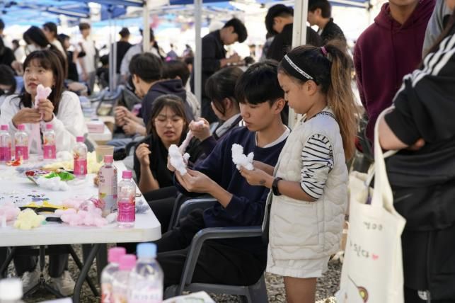 2024년 제9회 시흥시 청소년동아리축제에서 아이들이 체험 프로그램에 참여하고 있다.