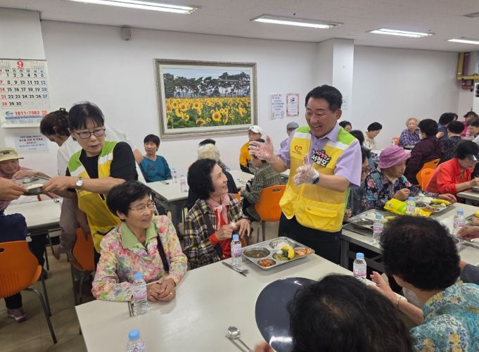 서구노인복지관에서 진행된 사랑의 밥차 현장