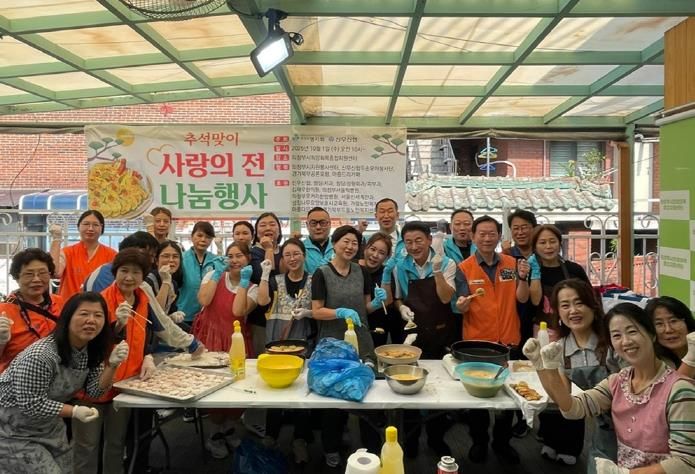 김동근 시장이 10월 1일 ‘사랑의 전 만들기’ 봉사활동 현장에서 참여자들과 함께 기념사진을 찍고 있다.