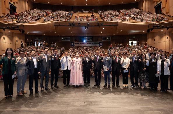 김동근 시장이 10월 1일 ‘제29회 노인의 날 기념식’에서 참석자들과 기념사진을 찍고 있다.