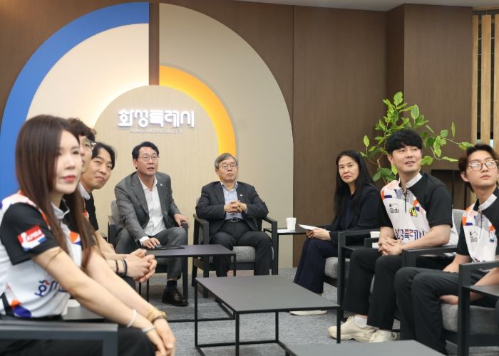 정명근 화성특례시장이 볼링선수들과 간담회를 하고 있다