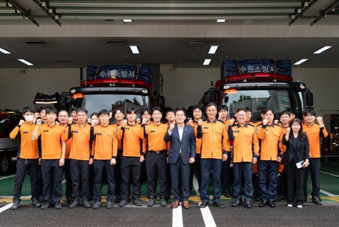 이재준 수원시장(가운데)가 수원소방서 근무자들을 격려한 후 함께하고 있다.