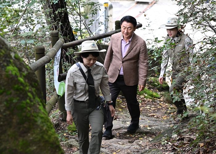 김동근 시장이 10월 14일 북한산국립공원 의정부 구간(회룡탐방로)에서 국립공원공단 자연환경해설사와 함께하는 현장 탐방 및 소통의 시간을 가졌다.