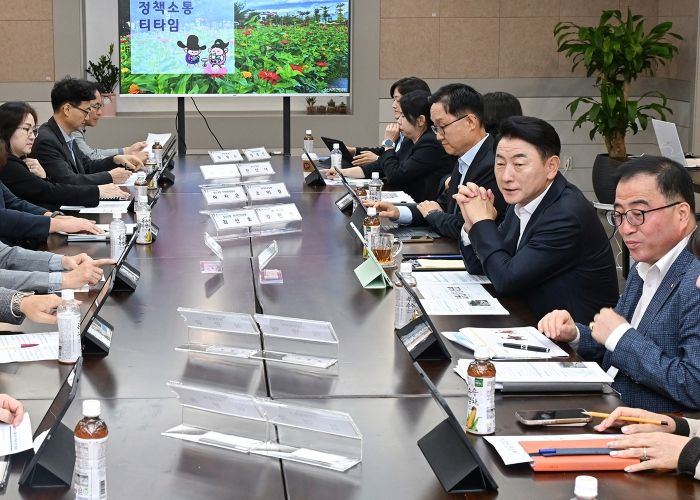 김동근 시장이 10월 15일 시청 회룡홀에서 ‘10월 동장단 정책소통 티타임’을 진행하고 있다.