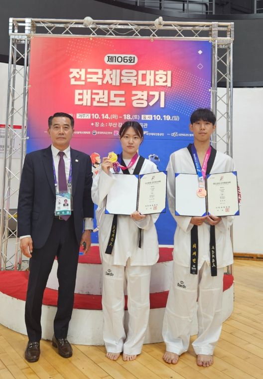 전국체전 태권도 경기 시상식 (좌부터 광주태권도협회 이제담 전무이사, 김민경(조선대4) 최재민(조선대2)