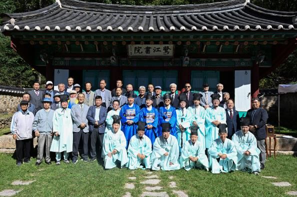 김동근 시장이 10월 15일 문열공 박태보 추향제에서 반남박씨 종중들과 기념사진을 찍고 있다.