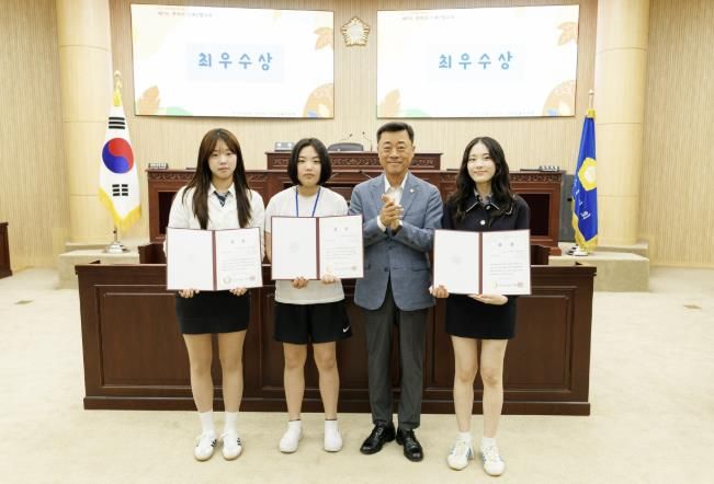 2025 안산청소년의회가 15일 청소년의회 제2차 본회의에서 정책 발표와 평가를 끝으로 활동을 마무리했다. 사진은 이날 본회의장에서 최우수상을 받은 청소년의원들과 김재국 부의장(오른쪽에서 두 번째)의 모습.