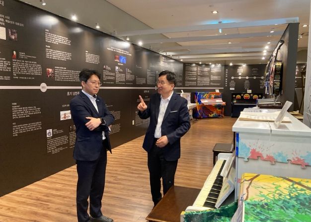 홍지선 부시장이 프라움악기박물관 전시를 관람하고 있다.