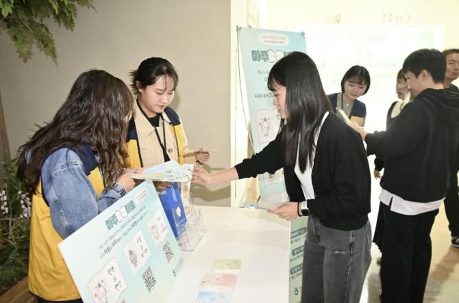 지난 10월 15일 하남 미사도서관에서 열린 ‘나의 마음을 마주해요’ 정신건강 캠페인에서 하남시정신건강복지센터 관계자들이 시민들에게 자가검진과 퀴즈 등을 안내하며 자살 예방의 중요성을 알리고 있다.