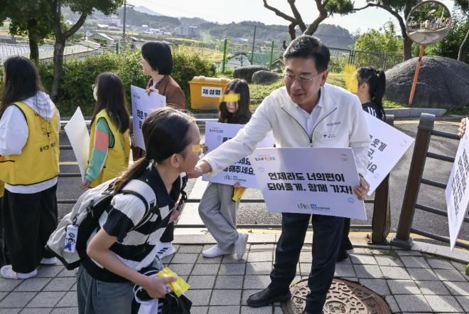 친구사랑 캠페인을 진행하는 전진선 군수