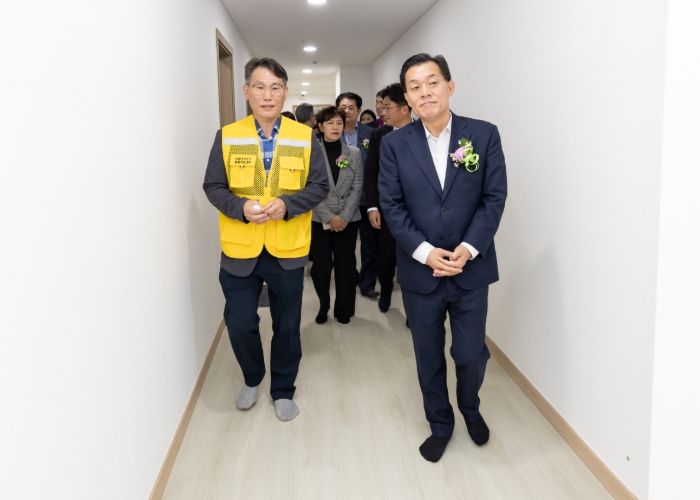 이재준 수원시장(오른쪽)이 리모델링한 노숙인일시보호시설(꿈터)을 둘러보고 있다.