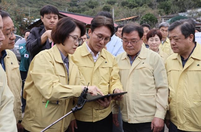 김민석 국무총리가 19일 경남 산청군 시천면을 찾아 산불 피해 및 복구현황을 보고받고 현장을 점검하고 있다.