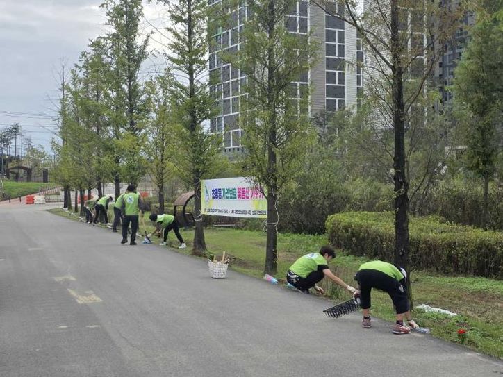 오산시 초평동 자연보호협의회, 초평습지 ‘가을맞이 꽃동산 가꾸기’ 실시