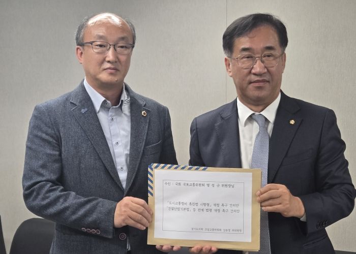 김동영 의원, 국회 국토교통위원회 맹성규 위원장 만나 ‘건설교통 현안 해결 건의안’ 전달