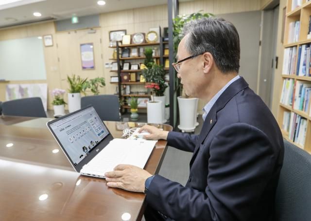 유성훈 금천구청장이 22일 ‘2025 인구주택총조사’에 참여하고 있다