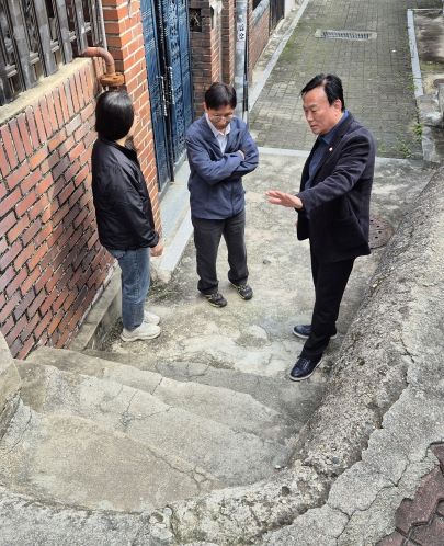 송천동 계단 파손 현장