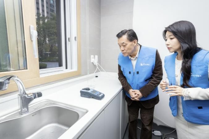 이재준 시장과 수원시 수돗물 홍보대사인 리포터 이단비씨가 탁도계로 수돗물 탁도를 측정하고 있다.