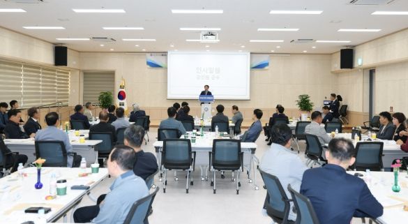 기관단체협의회참석자들이 강진재도약의 결의를 다지고 있다