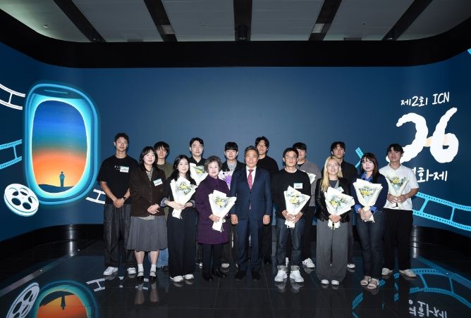 23일 인천공항 제2여객터미널 강동석관에서 진행된  ‘제2회 ICN 26(아이씨엔 이륙) 영화제 시상식’에서 인천국제공항공사 이학재 사장(사진 앞줄 왼쪽에서 네 번째) 및 수상자들이 기념촬영을 하고 있다.