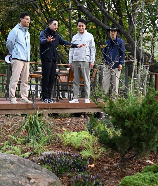 오세훈 서울시장이 26일(일) 오전 남산 하늘숲길을 찾아 남산 자생종을 심어 조성한 산책로를 점검하고 있다.
