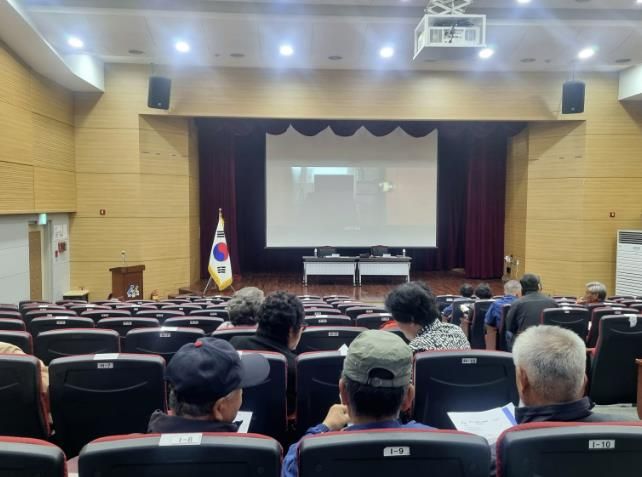 배방읍 이장단협의회가 고독사 예방 시청각 자료를 시청하는 모습