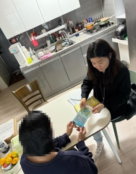 가정 방문하여 아산시 정책 홍보를 하는 통합조사팀