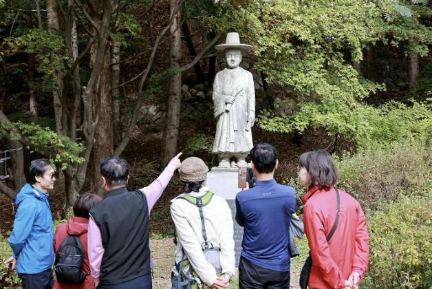 괴산군 연풍면 조령산의 연풍선비길 선비상 앞에서 방문객들이 기념사진을 촬영하고 있다