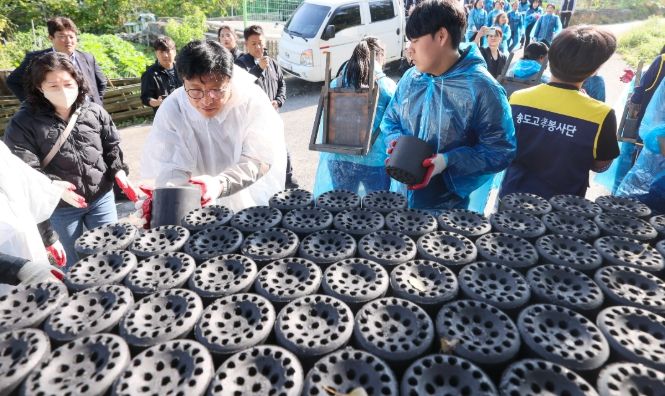 이웃에 온기를 전하는사랑더함 연탄봉사에 동행