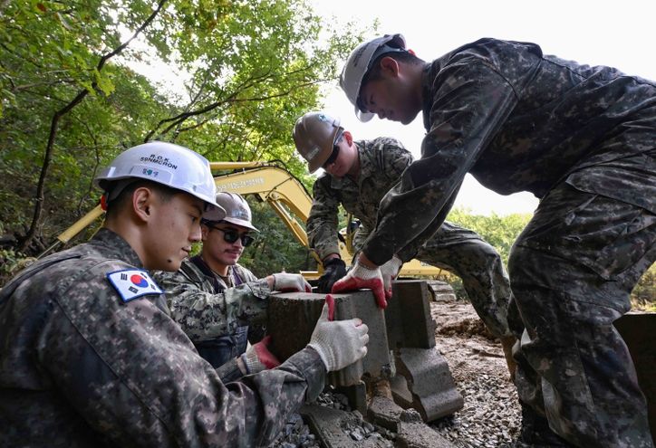 한·미 해군 공병 힘 합쳐, 참전용사 거주지역 노인회관 보수