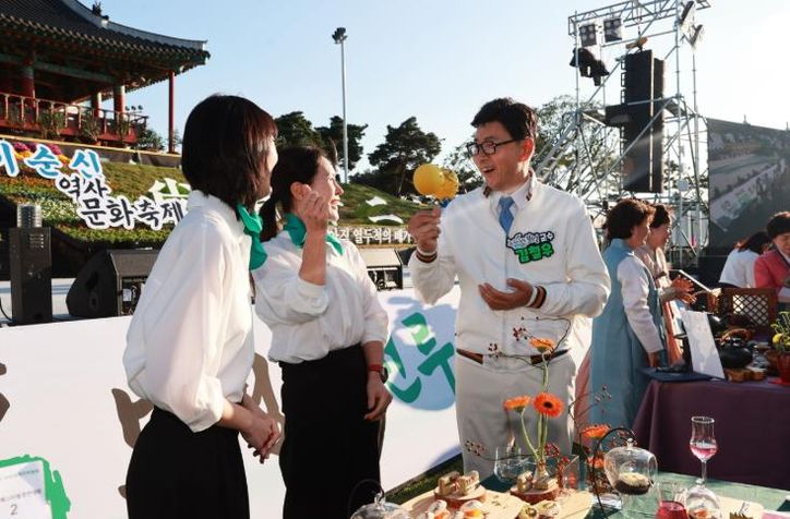 보성군,‘제13회 보성세계차박람회’성황리 마무리_김철우 보성군수가 티아트페스티벌 행사장에서 시음을 하고 있다