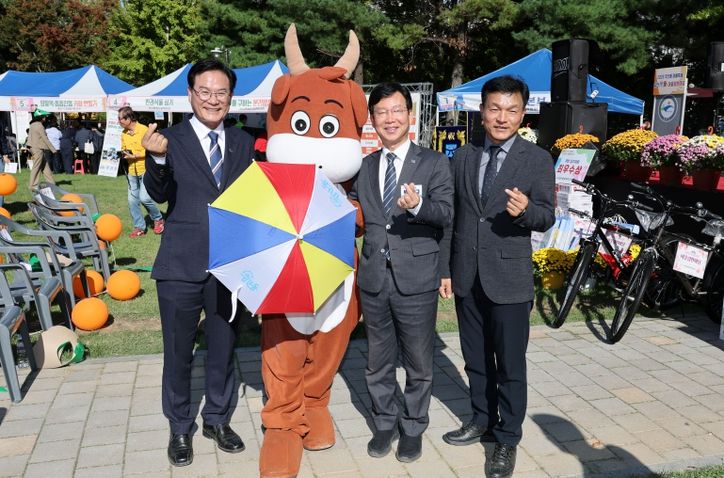 박병규 광산구청장이 지난 24일 수랑어린이공원에서 열린 우산동락(同樂)에서 우산동 주민자치회가 만든 웃소랑 사진을 찍고 있다.