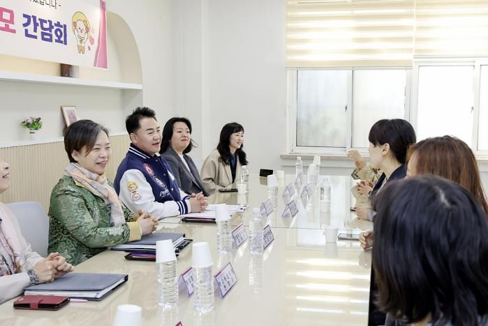 오언석 도봉구청장이 지역 학부모들과 교육현안에 대해 논의하고 있다