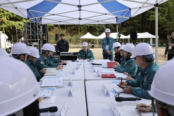 오언석 도봉구청장(가운데)이 재난 상황에 대한 보고를 받고 있다