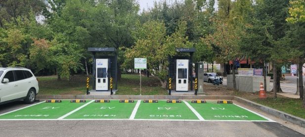 1. 천안종합운동장에 설치된 전기차 충전시설 모습.