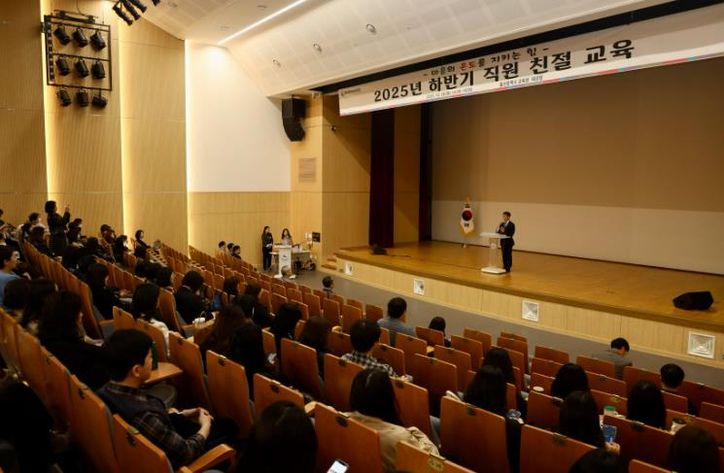 천창수 울산시교육감이 28일 대강당에서 열린 '하반기 직원 친절 교육'에서 참석자들에게 인사말을 하고있다