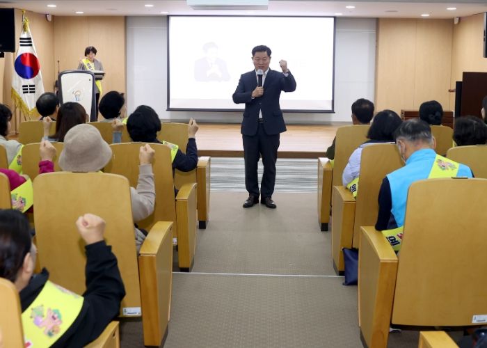 박승원 광명시장이 28일 오후 한국폴리텍대학 광명융합기술교육원 강당에서 열린 ‘광명안전단’ 발대식에 참석해 구호를 선창하고 있다.