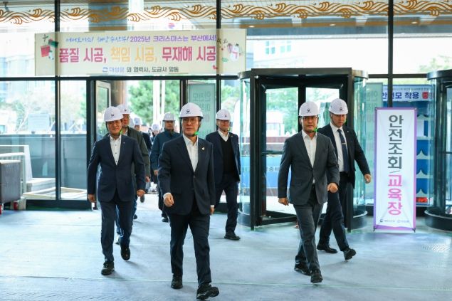 김민석 국무총리가 28일 해양수산부가 이전할 부산 동구 IM빌딩을 방문, 준비상황을 점검하고 있다.