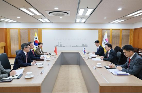 천징 상하이시 인민대표대회 상무위원회 부주임과 부산에서 재회