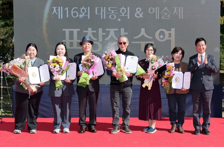 박병규 광산구청장이 29일 운남근린공원에서 열린 더불어락노인복지관 개관 20주년 기념식에서 표창장 수여 기념사진을 찍고 있다.