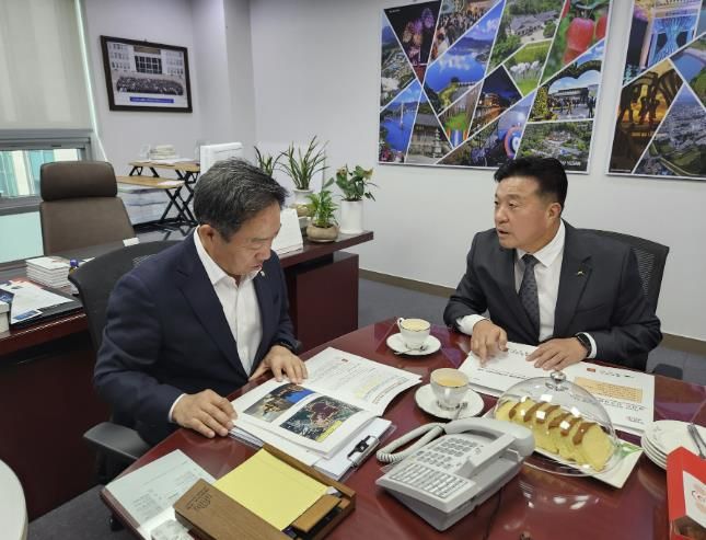 최재구 예산군수가 국회 예산결산특별위원회 강승규 의원을 만나 주요 현안사업을 설명하는 모습