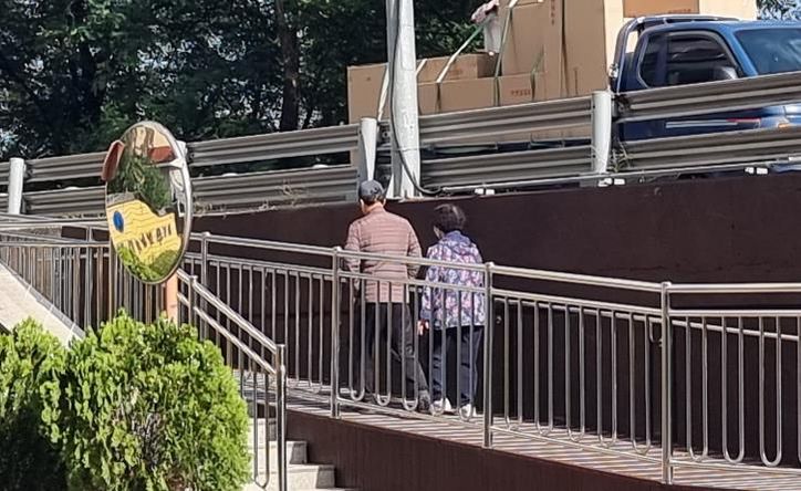 어르신들이 새로 설치된 경사로를 이용하고 있다.