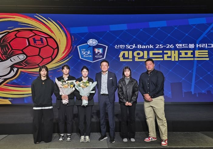 왼쪽부터) 서아루, 박소망, 윤별, 오세일 감독,김금정, 이동명 코치