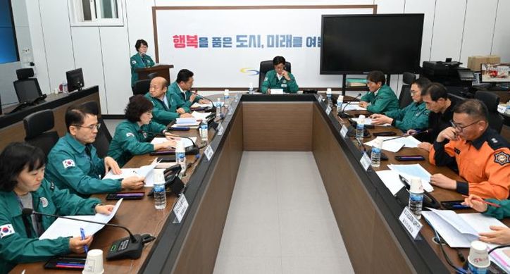 정종복 기장군수(가운데)가 재난안전상활실에서 재난안전통신망(PS-LTE)으로 훈련현장을 지휘하고 있다