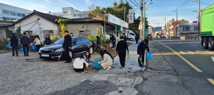 30일 아침 청사 주변을 청소하고 있는 무안군 공직자들