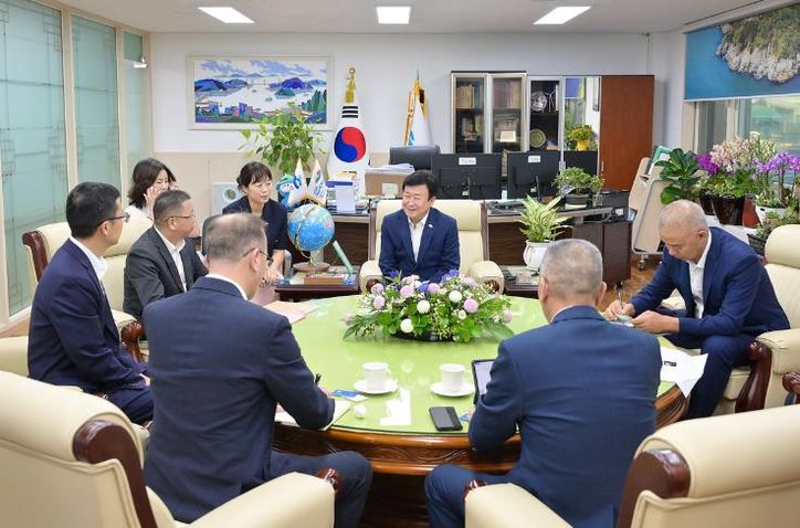 지난 9월 15일 정기명 여수시장이 중국 리수이시 인민정부 주화평 부시장과 간부 공무원들을 초청해 팸투어를 진행하고 리수이시 대표단의 2026여수세계섬박람회 참가를 요청하고 있다.