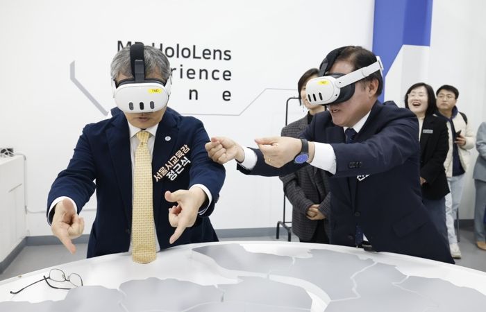 진교훈 서울 강서구청장(오른쪽)이 1일 정근식 서울시교육감과 함께 마곡광장에 위치한 4차산업 혁신기술 체험센터 ‘서울퓨처랩’에서 가상공간에서 건물 등을 자유자재로 배치해보는 ‘MR(혼합현실) 홀로렌즈’를 체험하고 있다.