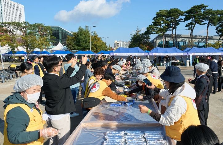 천안시는 지난 1일 천안종합운동장 오륜문광장 일원에서 ‘2025 천안시자원봉사페스티벌’을 개최했다.