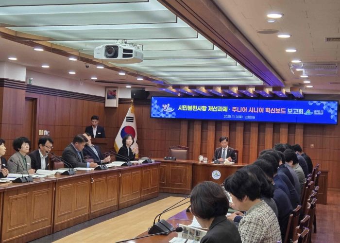 안병구 밀양시장이 3일 시청 소회의실에서 열린 2025년 3분기 시민불편사항 개선과제 및 주니어 시니어 혁신보드 아이디어 보고회를 주재하고 있다.