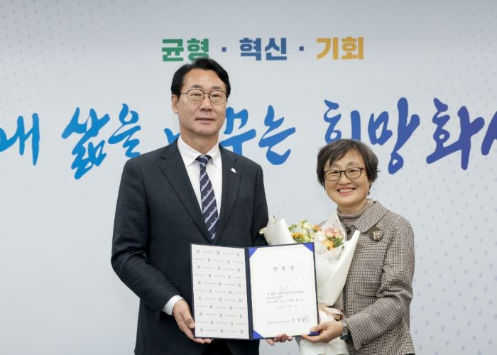 정명근 화성특례시장과 염미연 화성시여성가족청소년재단 신임 대표이사가 임명장을 들고 기념촬영을 하고 있다